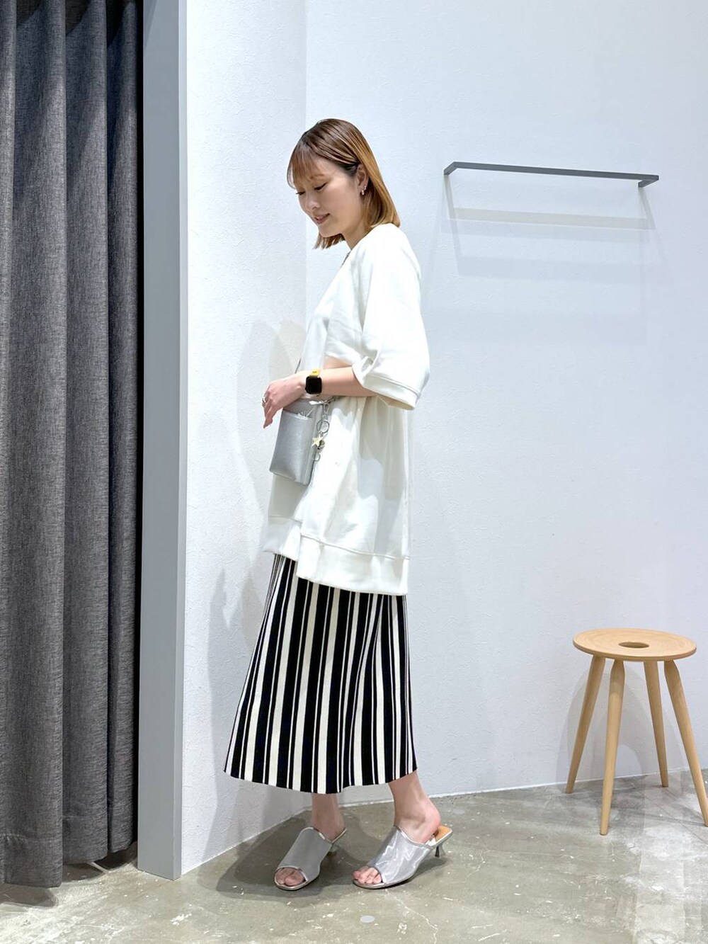 「ショルダーバッグ、ゆったり、楽ちんコーデ、骨格ストレート、春コーデ、夏コーデ、きれいめ、春夏コーデ、andST春コーデ、ウォッシャブル、高身長、体型カバー、オーバーサイズ、ママコーデ、高見え」｜「BAYFLOWの[スマホ・カード収納可♪]多機能キースターミニウォレットショルダー2（財布、シルバー系）」を使った、ayakabfさん（レディース・172cm）の春コーディネートの2枚目の写真