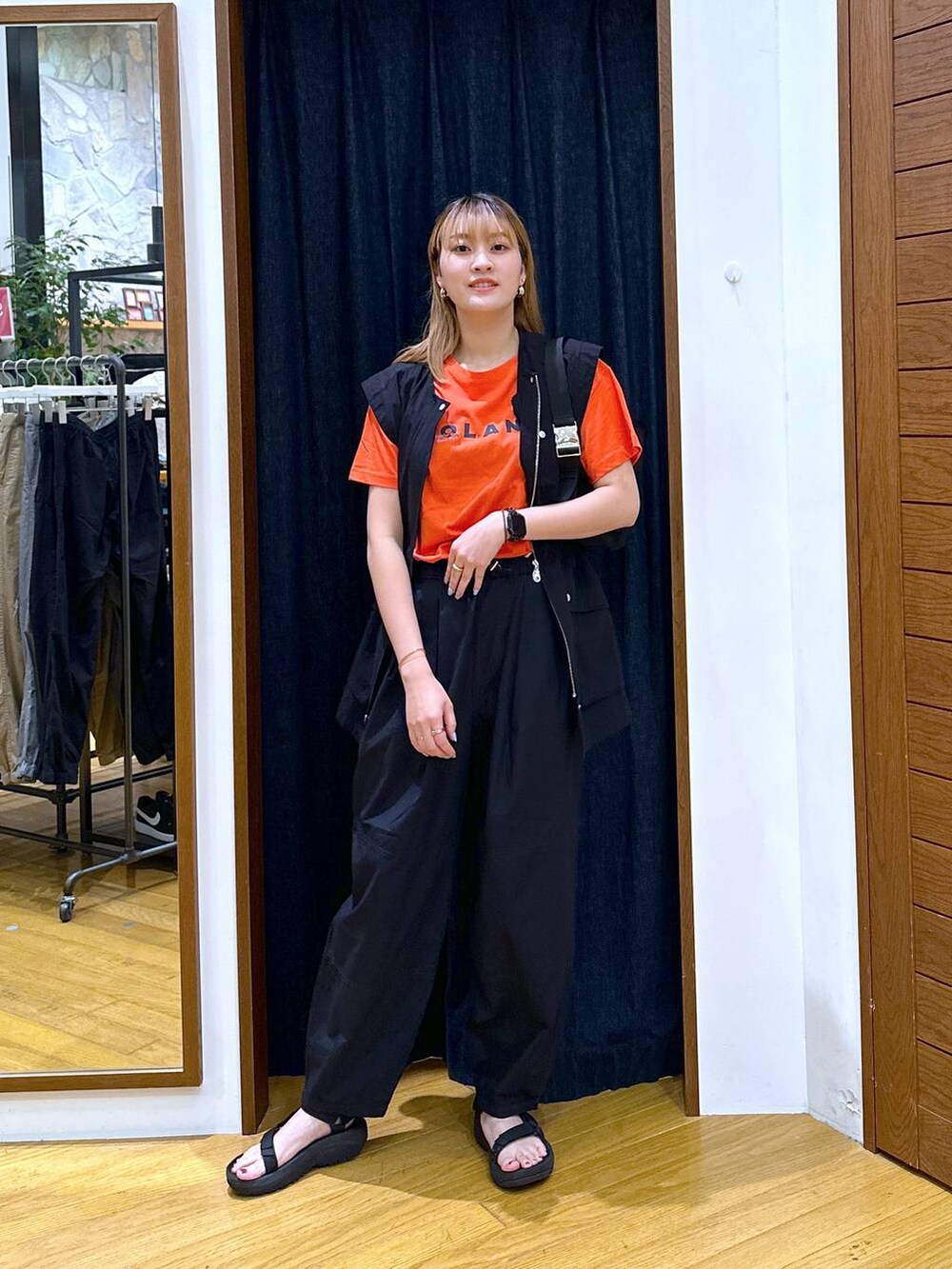 ブラック系のその他パンツ、ブラック系のサンダル、ブラック系のベストを着用したレディースの夏コーディネートの4枚目の写真