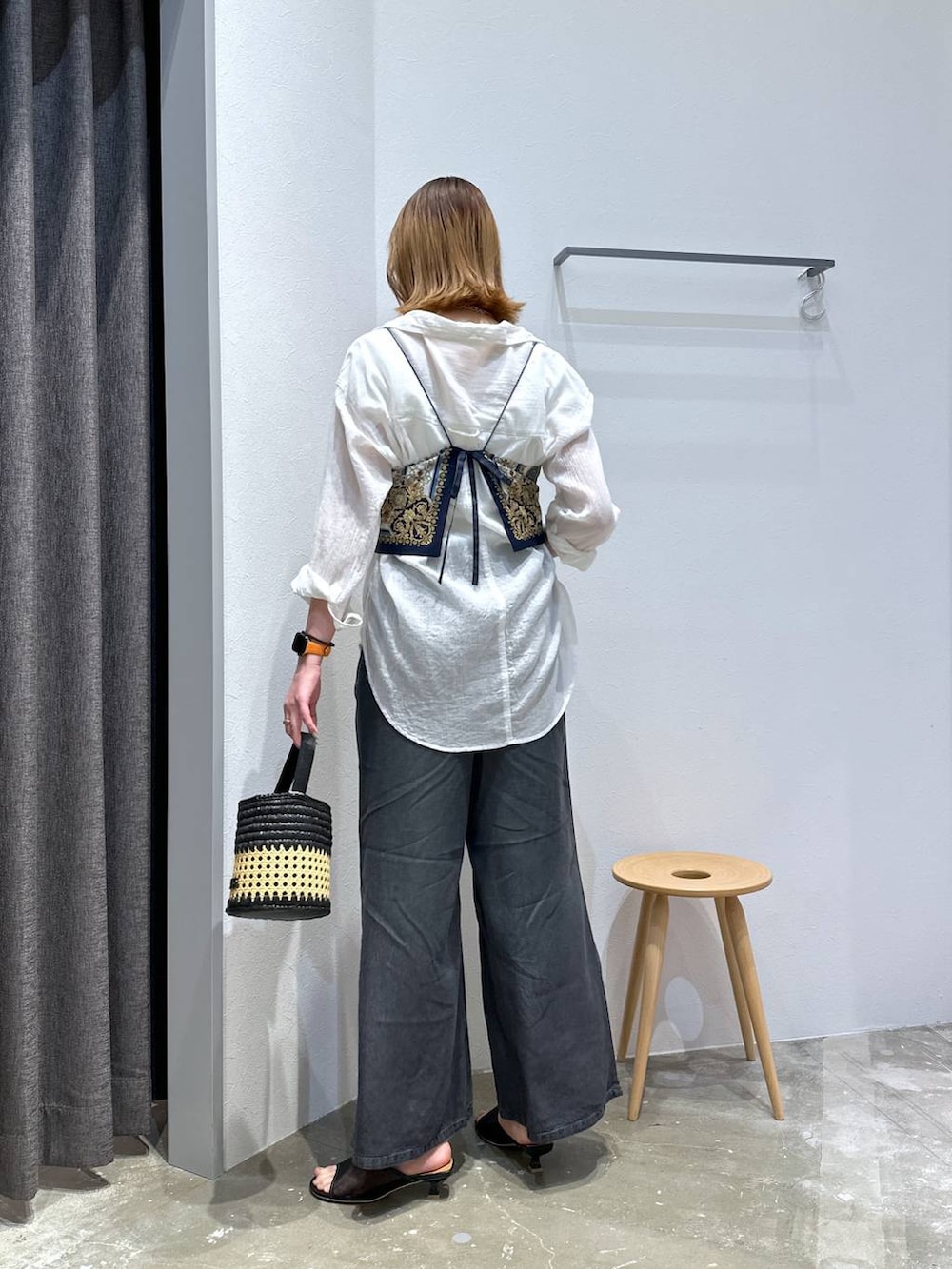 ホワイト系のシャツ/ブラウス、ブラック系のサンダル、ブラック系のショルダーバッグを着用したレディースの春コーディネートの4枚目の写真