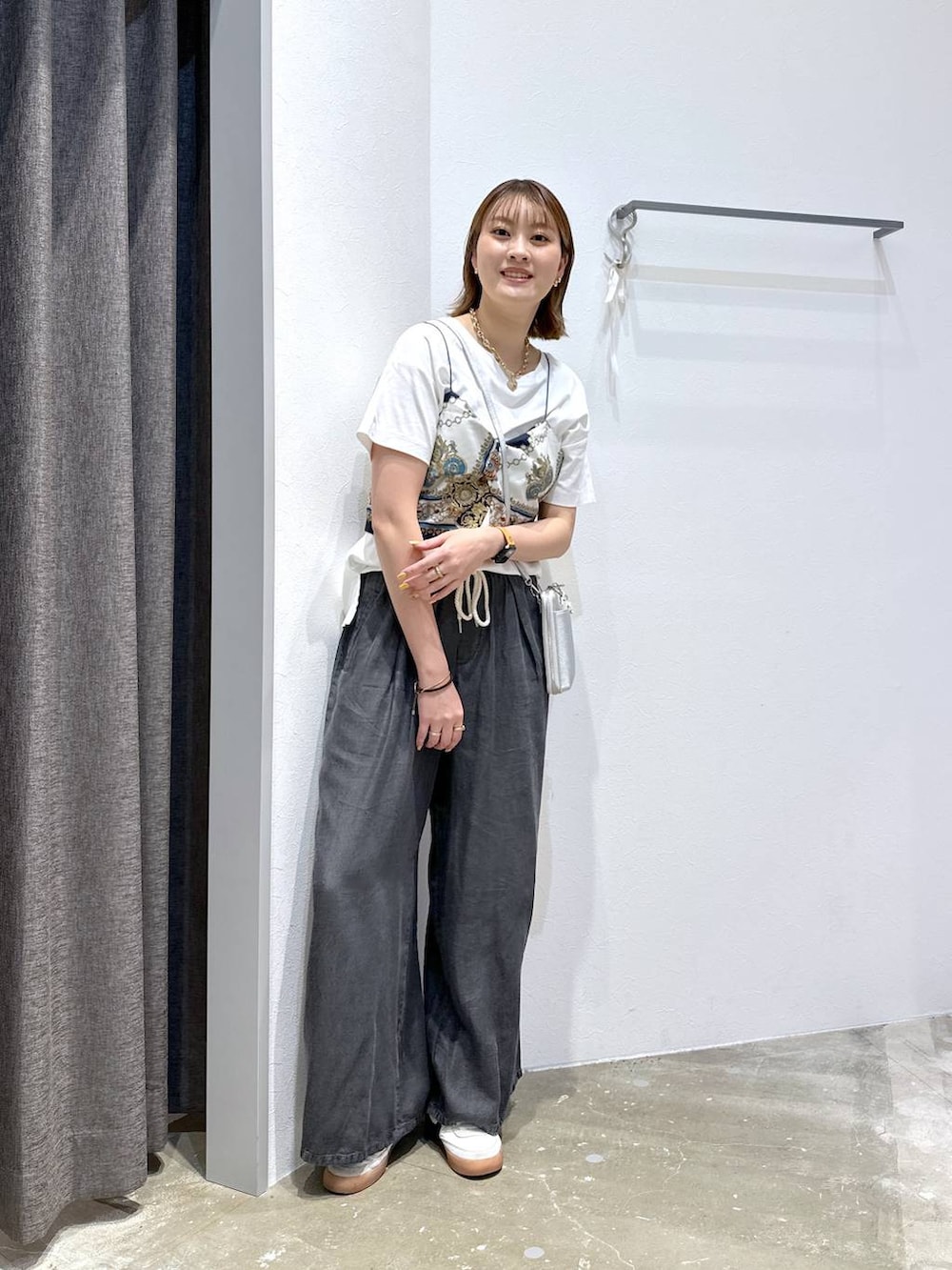 「高身長、体型カバー、オーバーサイズ、ママコーデ、骨格ストレート、高見え、カジュアル、BAYFLOW、Tシャツ、接触冷感、UVカット、ワイドパンツ、デニムパンツ、ビスチェ、スニーカー」｜「BAYFLOWの[スマホ・カード収納可♪]多機能キースターミニウォレットショルダー2（財布、シルバー系）」を使った、ayakabfさん（レディース・172cm）の夏コーディネートの5枚目の写真