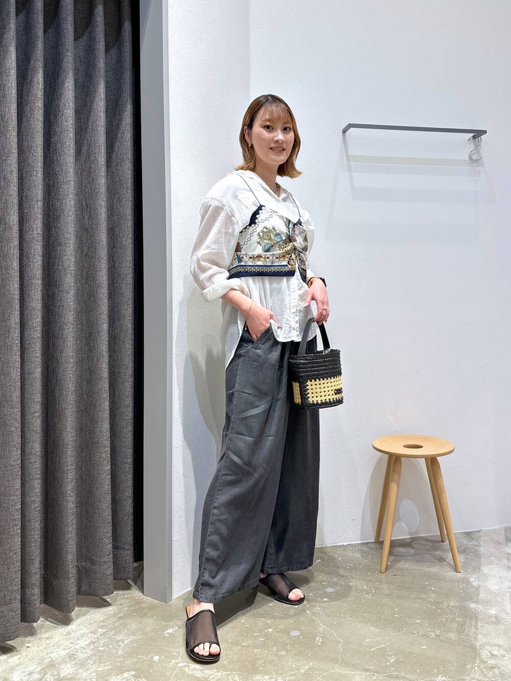 ホワイト系のシャツ/ブラウス、ブラック系のサンダル、ブラック系のショルダーバッグを着用したレディースの春コーディネートの2枚目の写真