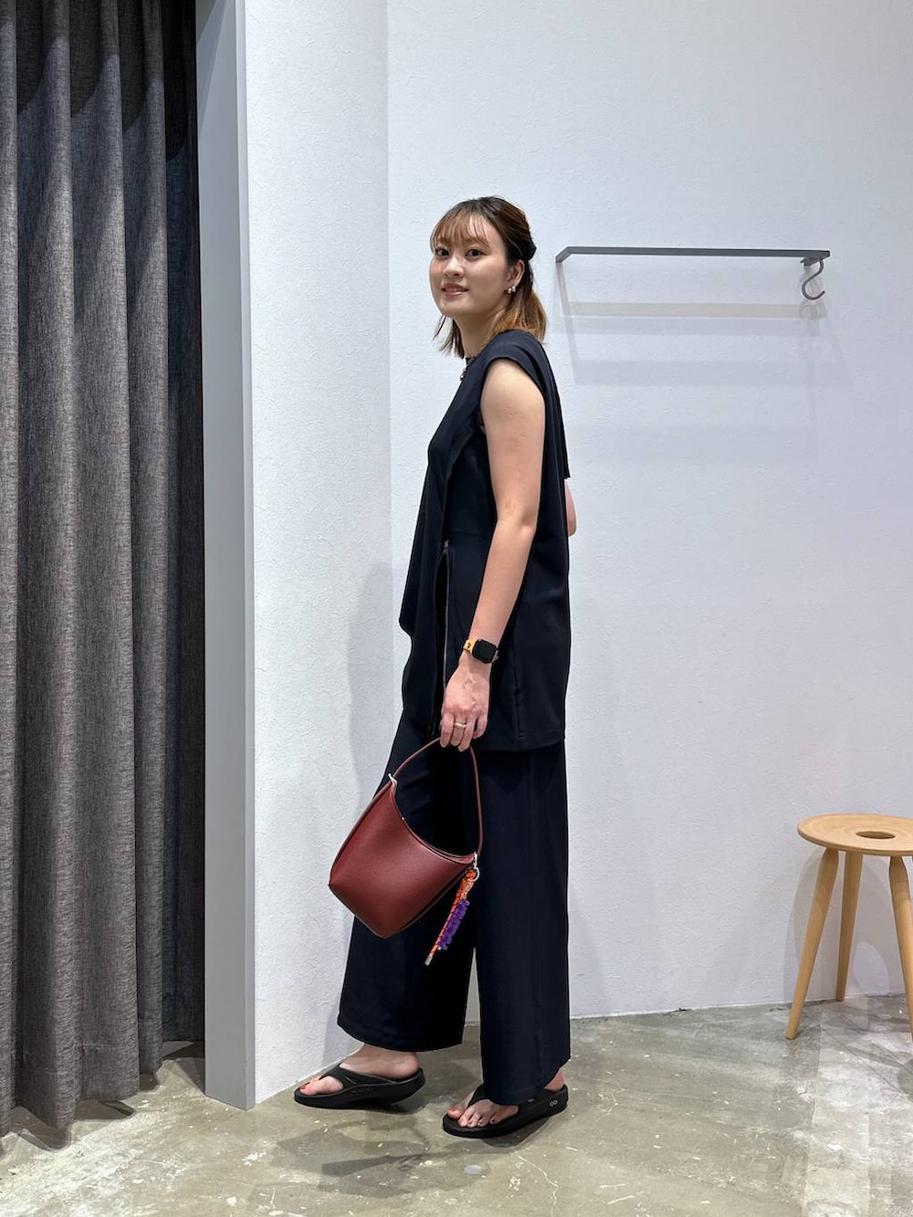 レッド系のハンドバッグ、ブルー系のTシャツ/カットソー、ブルー系のその他パンツを着用したレディースの夏コーディネートの2枚目の写真