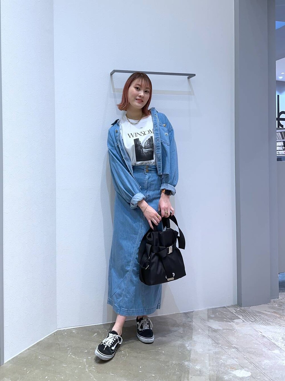 ホワイト系のTシャツ/カットソー、ブラック系のトートバッグ、ブルー系のシャツ/ブラウスを着用したレディースの春コーディネートの4枚目の写真