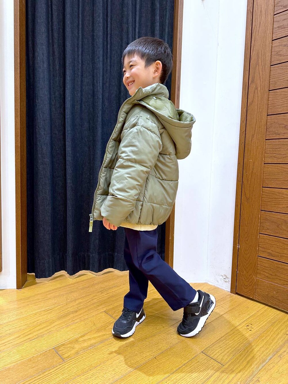 「高身長、体型カバー、オーバーサイズ、高見え、カジュアル、BAYFLOW、ニット、アウター、キッズ服、キッズ、スニーカー、ウォッシャブル、冬コーデ、セールコーデ、テーマパーク」｜「BAYFLOWの[軽くてあったか♪] エアサーマルフードジャケット (KIDS)（ダウンジャケット/コート、グリーン系）」を使った、ayakabfさん（キッズ・114cm）の冬コーディネートの2枚目の写真