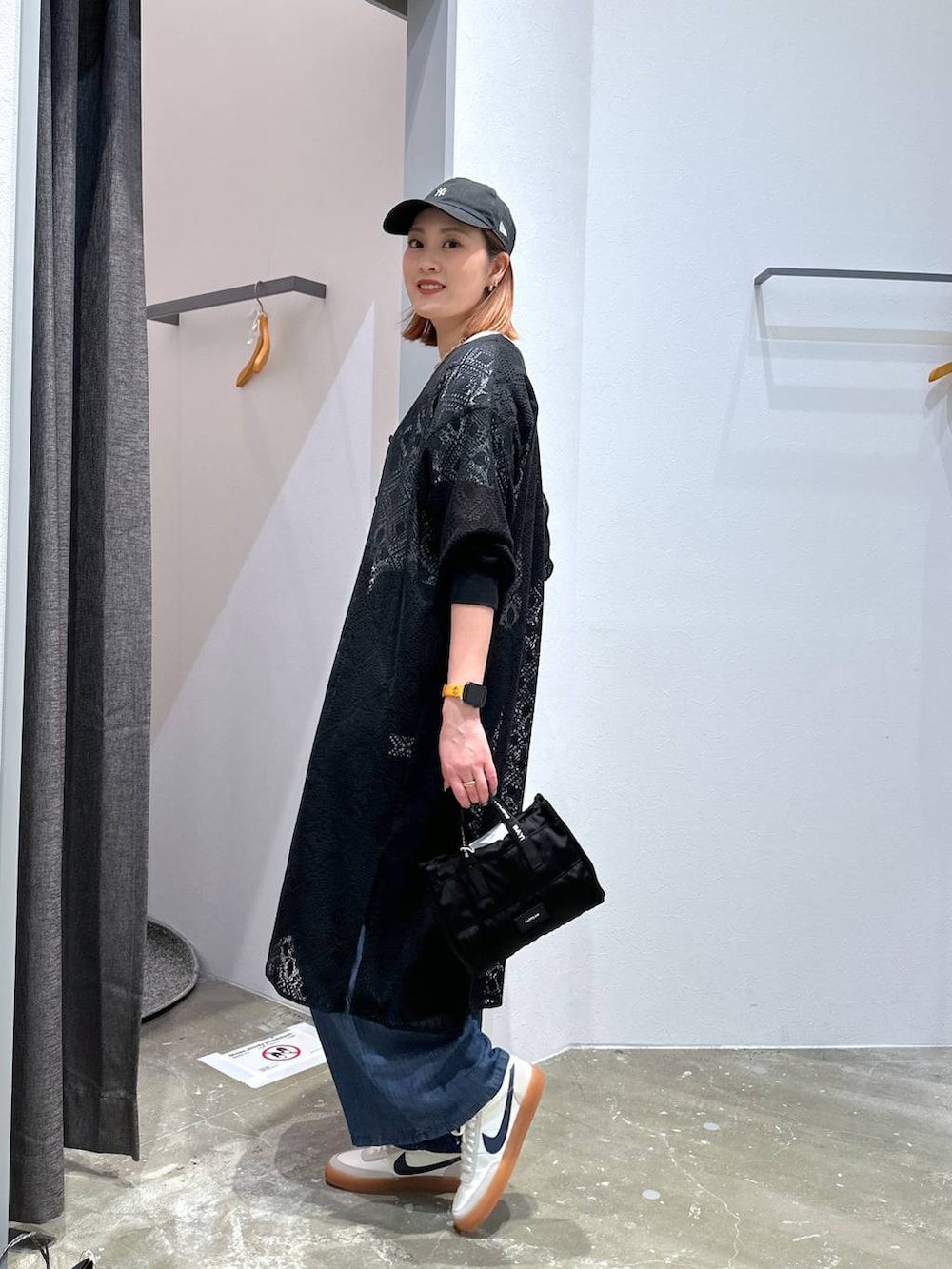 ホワイト系のTシャツ/カットソー、ブラック系のショルダーバッグ、ブラック系のワンピースを着用したレディースの夏コーディネートの2枚目の写真