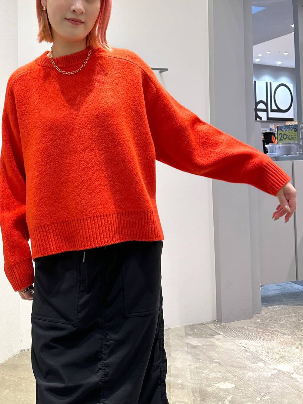 ブラック系のスカート、レッド系のニット/セーター、ブラック系のその他アウターを着用したレディースの秋コーディネートの7枚目の写真