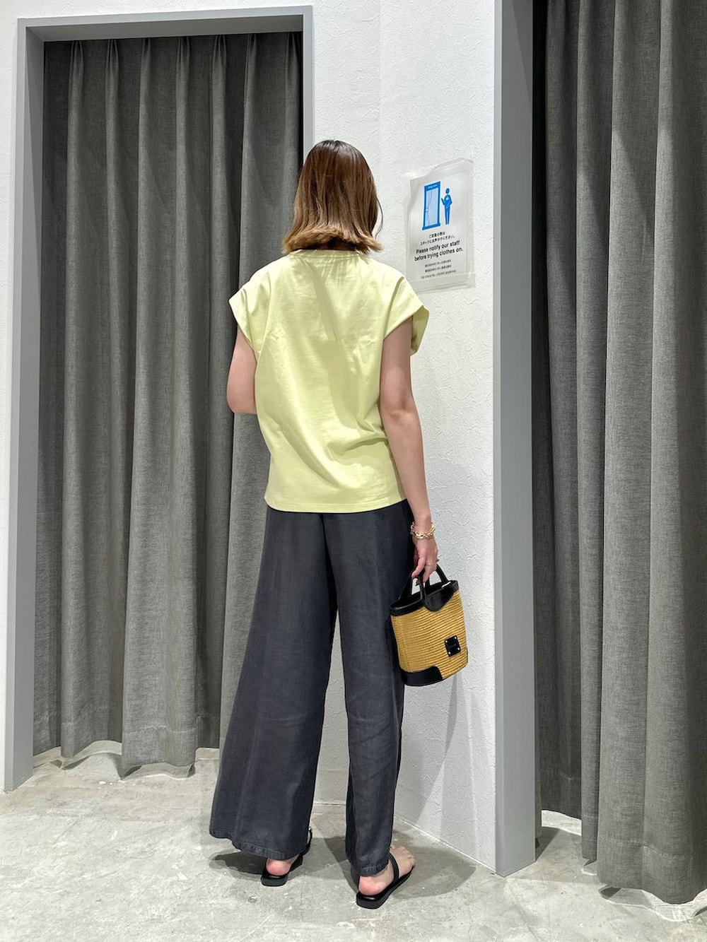 ブラック系のショルダーバッグ、ブラック系のその他パンツ、ブラック系のサンダルを着用したレディースの夏コーディネートの4枚目の写真