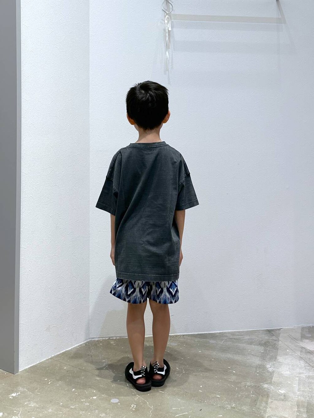 ブルー系のその他パンツ、グレー系のTシャツ/カットソーを着用したキッズの春コーディネートの3枚目の写真