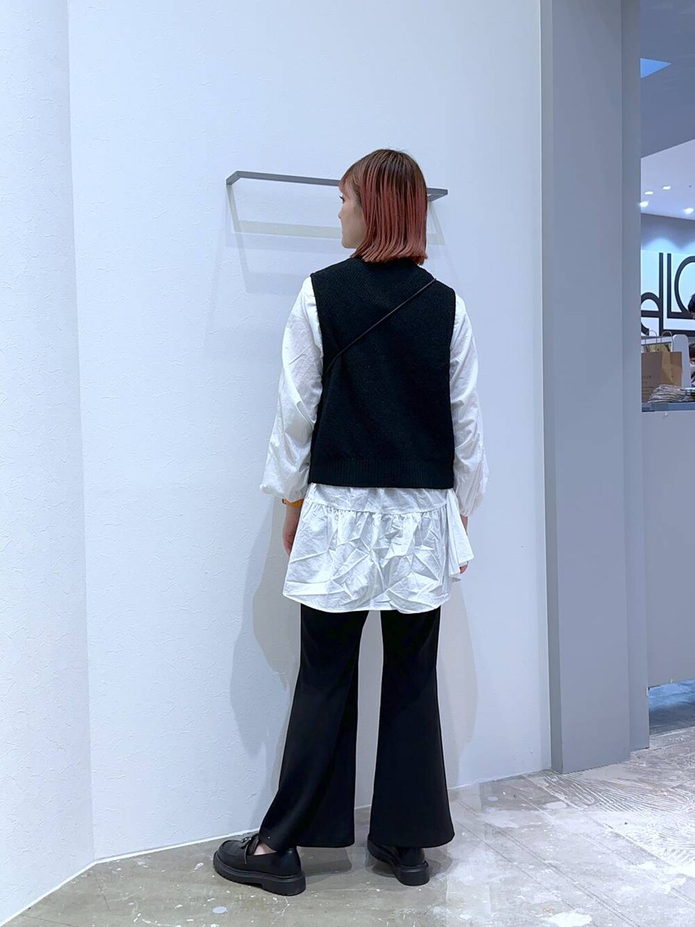 「高身長、体型カバー、オーバーサイズ、ママコーデ、高見え、カジュアル、BAYFLOW、ブラウス、ベスト、パンツ、ローファー、きれいめ、ゆったり、骨格ストレート、春コーデ」｜「BAYFLOWの[スマホ・カード収納可♪]多機能スパンコールミニショルダー（ショルダーバッグ、ブラック系）」を使った、ayakabfさん（レディース・172cm）の春コーディネートの3枚目の写真