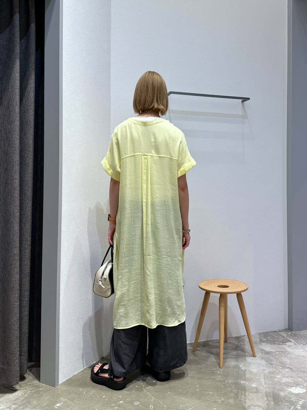 ホワイト系のTシャツ/カットソー、ブラック系のその他パンツ、イエロー系のワンピースを着用したレディースの夏コーディネートの3枚目の写真