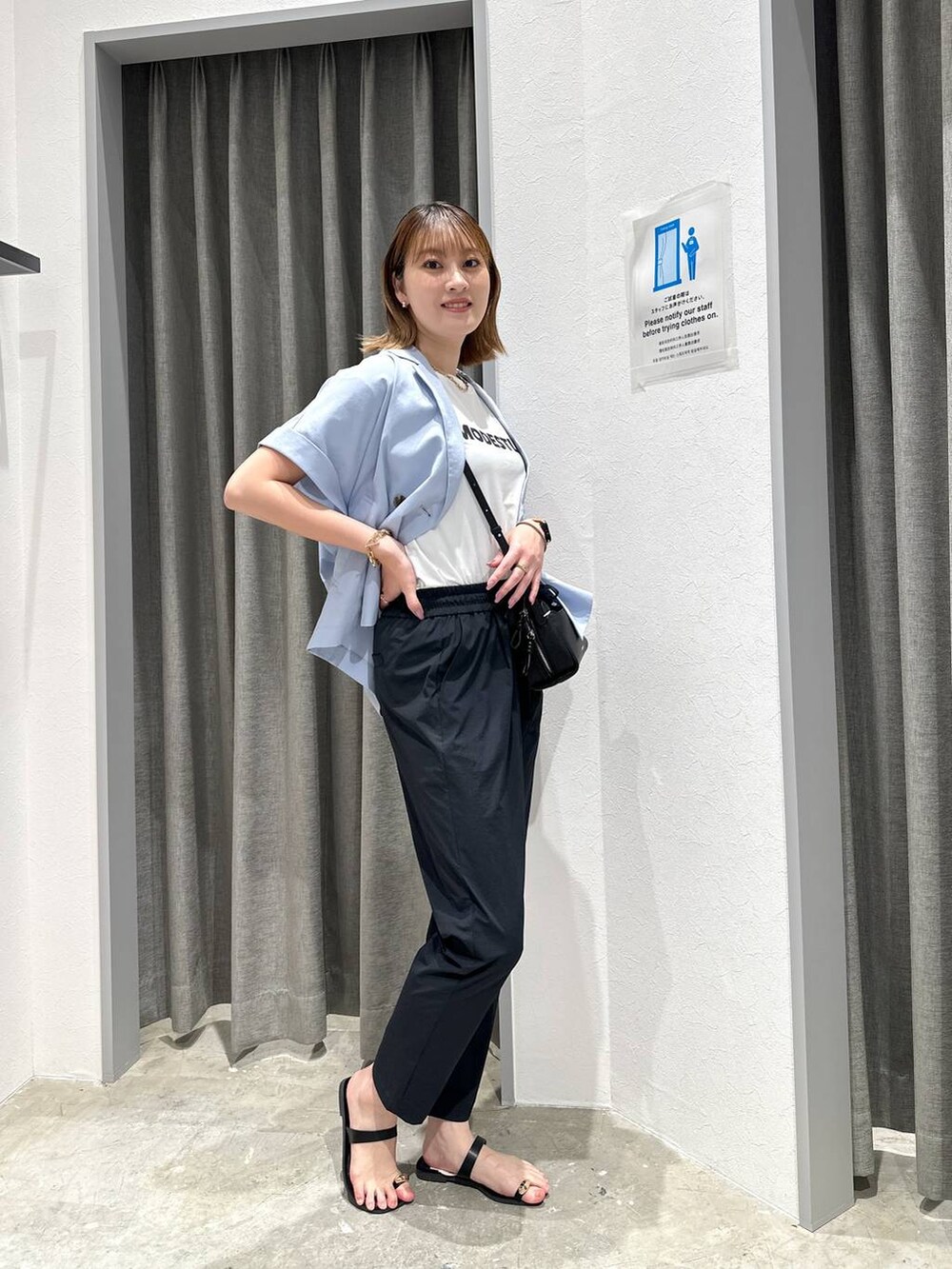 「接触冷感、ママコーデ、骨格ストレート、BAYFLOW、夏コーデ、Tシャツ、ジャケット、ジャケットスタイル、パンツ、サンダル、ショルダーバッグ、セールコーデ、きれいめ、きれいめカジュアル、高身長」｜「BAYFLOWのアソートロゴショートスリーブT（Tシャツ/カットソー、ホワイト系）」を使った、ayakabfさん（レディース・172cm）の夏コーディネートの2枚目の写真