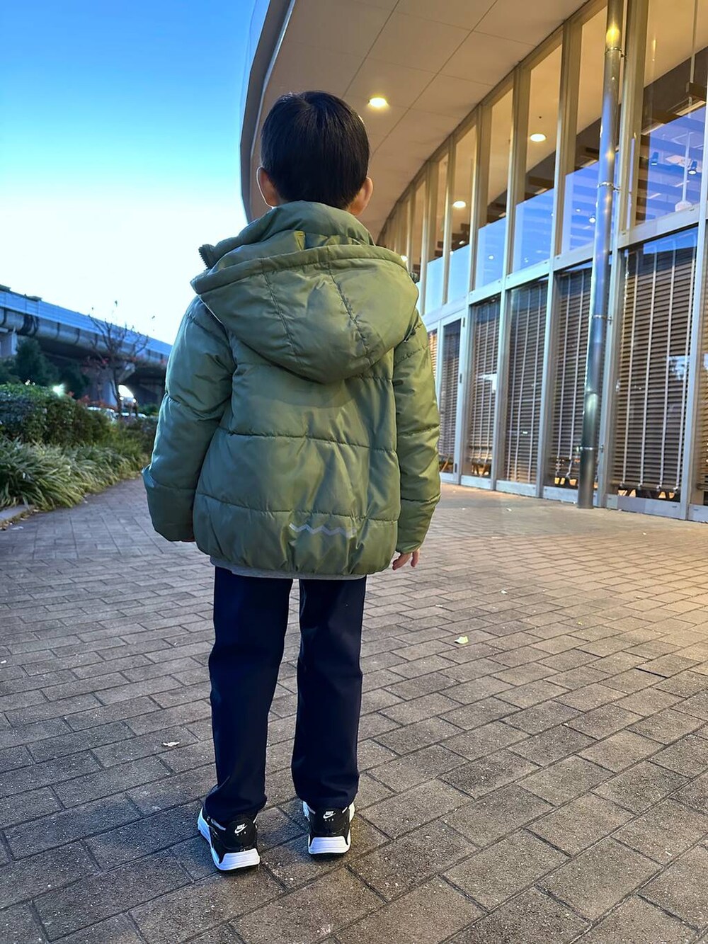 「高身長、体型カバー、オーバーサイズ、カジュアル、BAYFLOW、キッズ服、キッズ、スウェット、アウター、休日コーデ、テーマパーク、セールコーデ、旅行、撥水、ゆったり」｜「BAYFLOWの[軽くてあったか♪] エアサーマルフードジャケット (KIDS)（ダウンジャケット/コート、グリーン系）」を使った、ayakabfさん（キッズ・114cm）の冬コーディネートの3枚目の写真