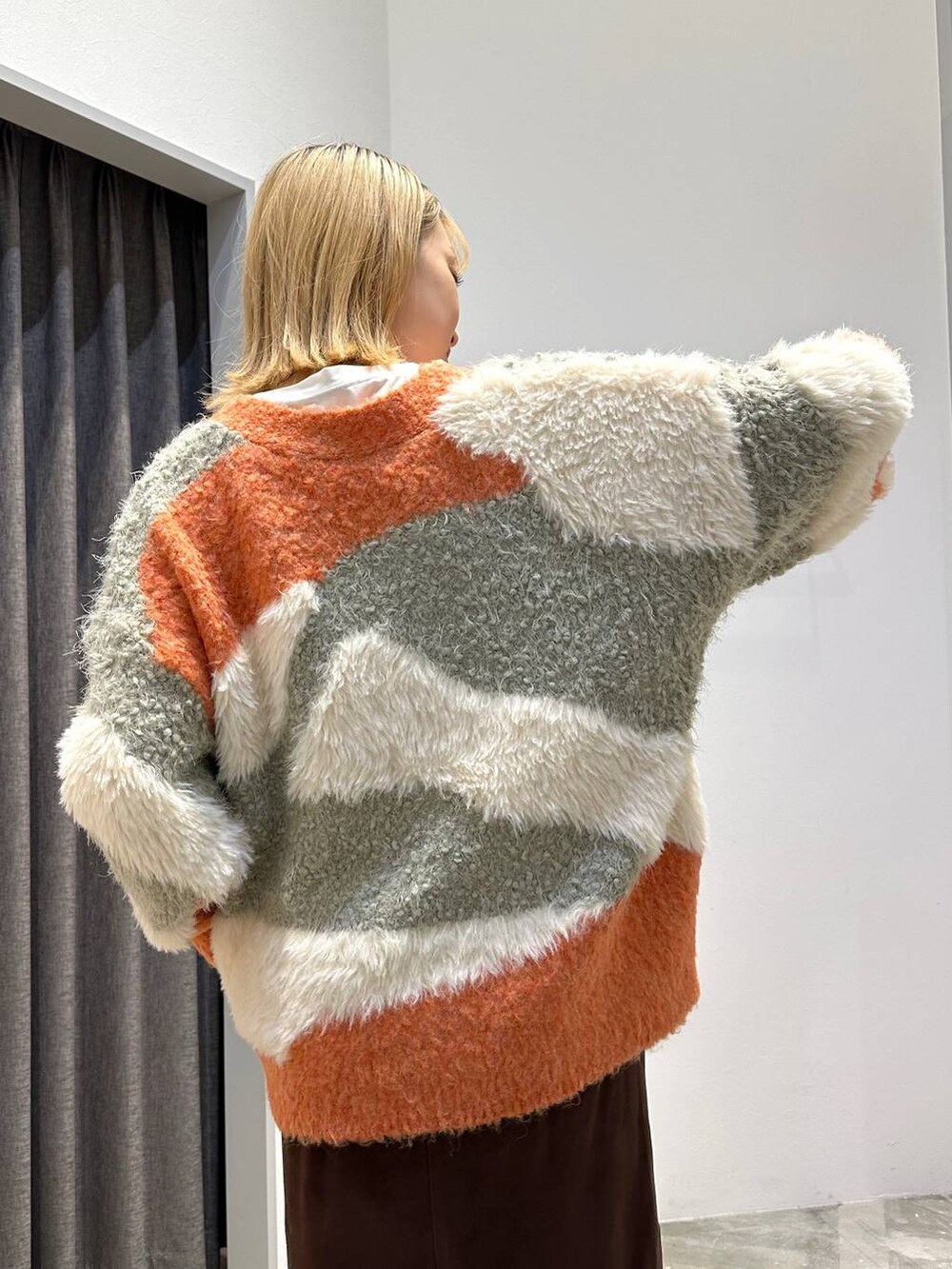 ホワイト系のTシャツ/カットソー、ブラウン系のスカート、ブラック系のトートバッグを着用したレディースの秋コーディネートの7枚目の写真