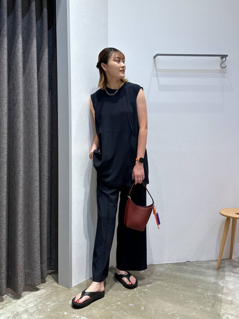 レッド系のハンドバッグ、ブルー系のTシャツ/カットソー、ブルー系のその他パンツを着用したレディースの夏コーディネートの4枚目の写真