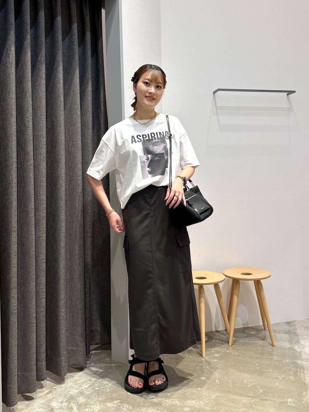 「高身長、体型カバー、オーバーサイズ、ママコーデ、骨格ストレート、高見え、カジュアル、BAYFLOW、Tシャツ、白Tシャツ、スカート、サンダル、ショルダーバッグ、ゆったり、楽ちんコーデ」｜「BAYFLOWのフォトプリントワイドＴ（Tシャツ/カットソー、ホワイト系）」を使った、ayakabfさん（レディース・172cm）の夏コーディネートの4枚目の写真