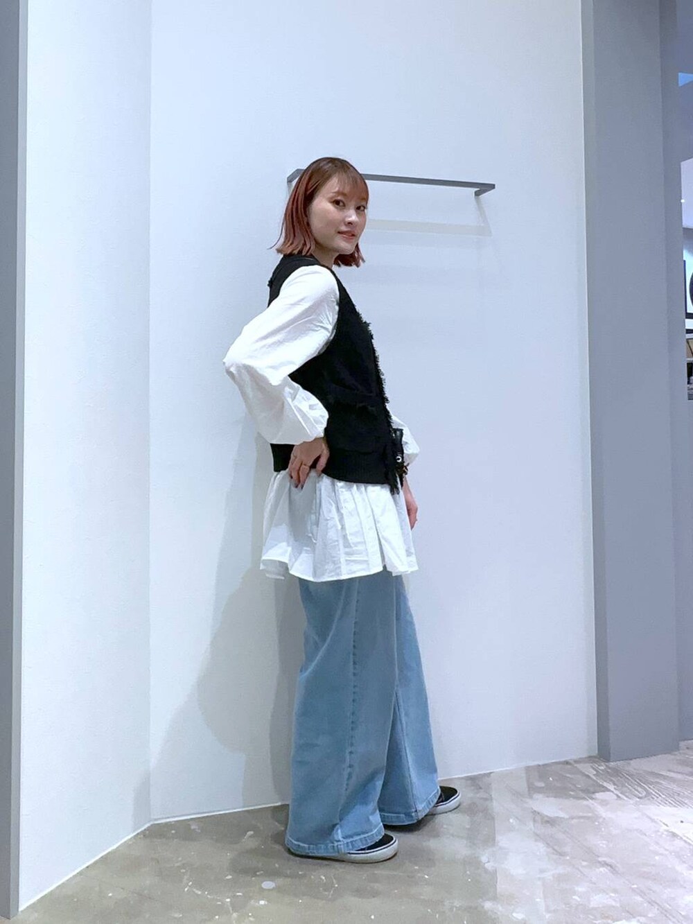 「高身長、体型カバー、オーバーサイズ、ママコーデ、高見え、カジュアル、BAYFLOW、シャツ、ブラウス、デニムパンツ、ワイドパンツ、スニーカー、ベスト、きれいめ、きれいめカジュアル」｜「BAYFLOWの[スマホ・カード収納可♪]多機能スパンコールミニショルダー（ショルダーバッグ、ブラック系）」を使った、ayakabfさん（レディース・172cm）の春コーディネートの2枚目の写真