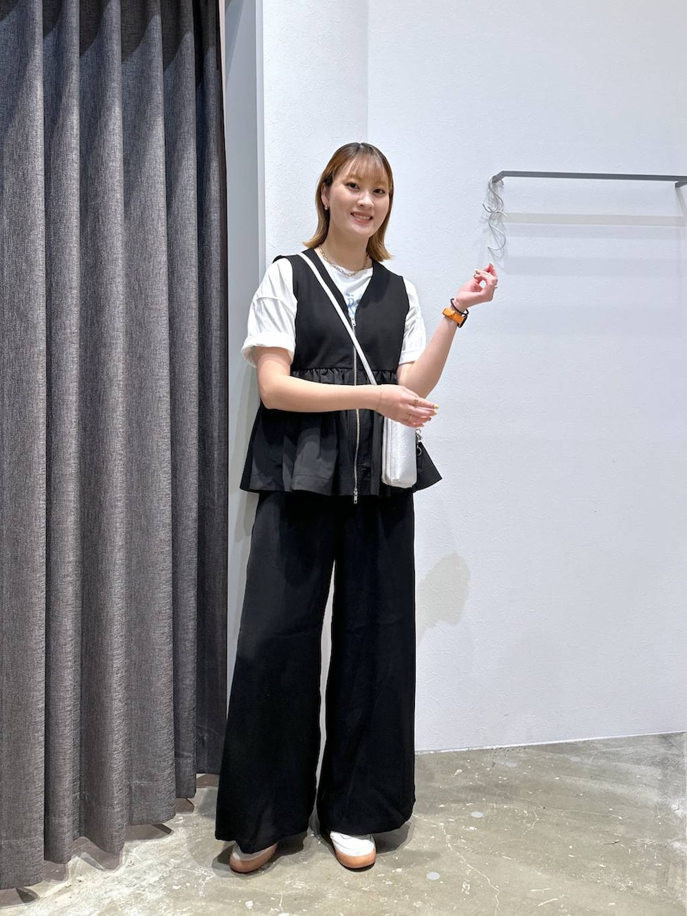 「高身長、体型カバー、オーバーサイズ、ママコーデ、骨格ストレート、高見え、カジュアル、BAYFLOW、Tシャツ、ベスト、ワイドパンツ、ゆったり、楽ちんコーデ、HEREIAM、スニーカー」｜「BAYFLOWの[スマホ・カード収納可♪]多機能キースターミニウォレットショルダー2（財布、シルバー系）」を使った、ayakabfさん（レディース・172cm）の夏コーディネートの3枚目の写真