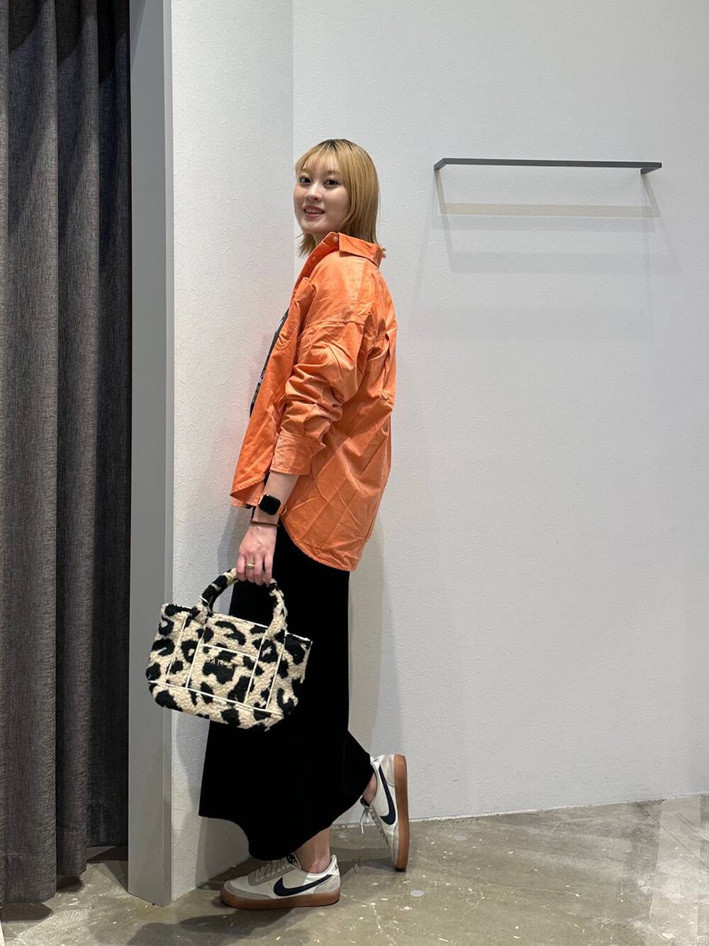 ピンク系のシャツ/ブラウス、ベージュ系のトートバッグ、ブラック系のスカートを着用したレディースの秋コーディネートの5枚目の写真