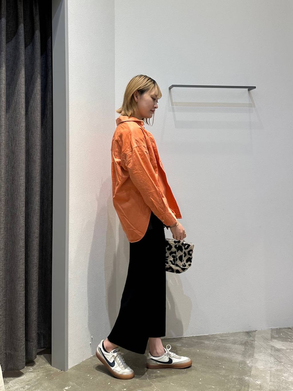 ピンク系のシャツ/ブラウス、ベージュ系のトートバッグ、ブラック系のスカートを着用したレディースの秋コーディネートの2枚目の写真