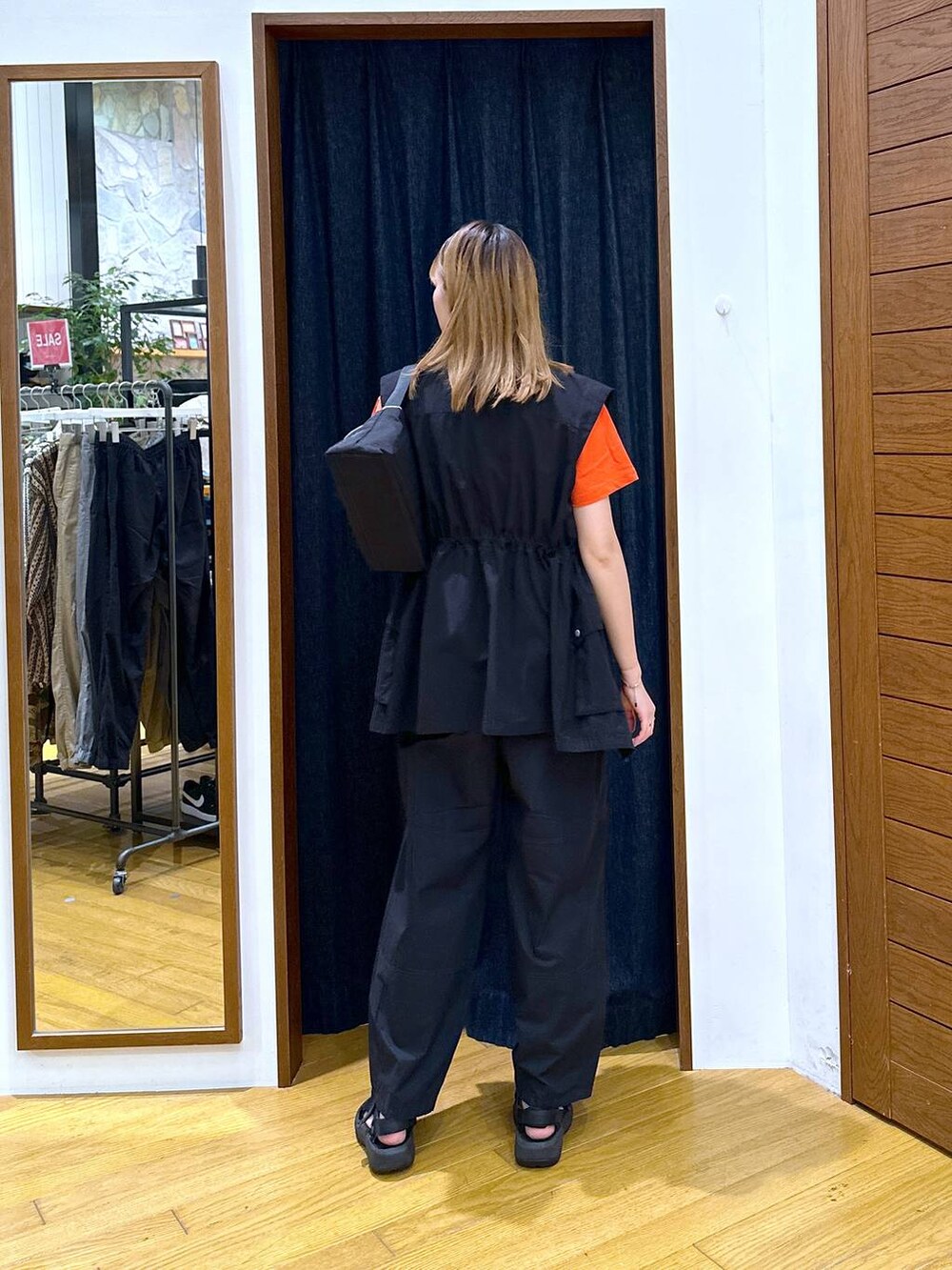 ブラック系のその他パンツ、ブラック系のサンダル、ブラック系のベストを着用したレディースの夏コーディネートの3枚目の写真