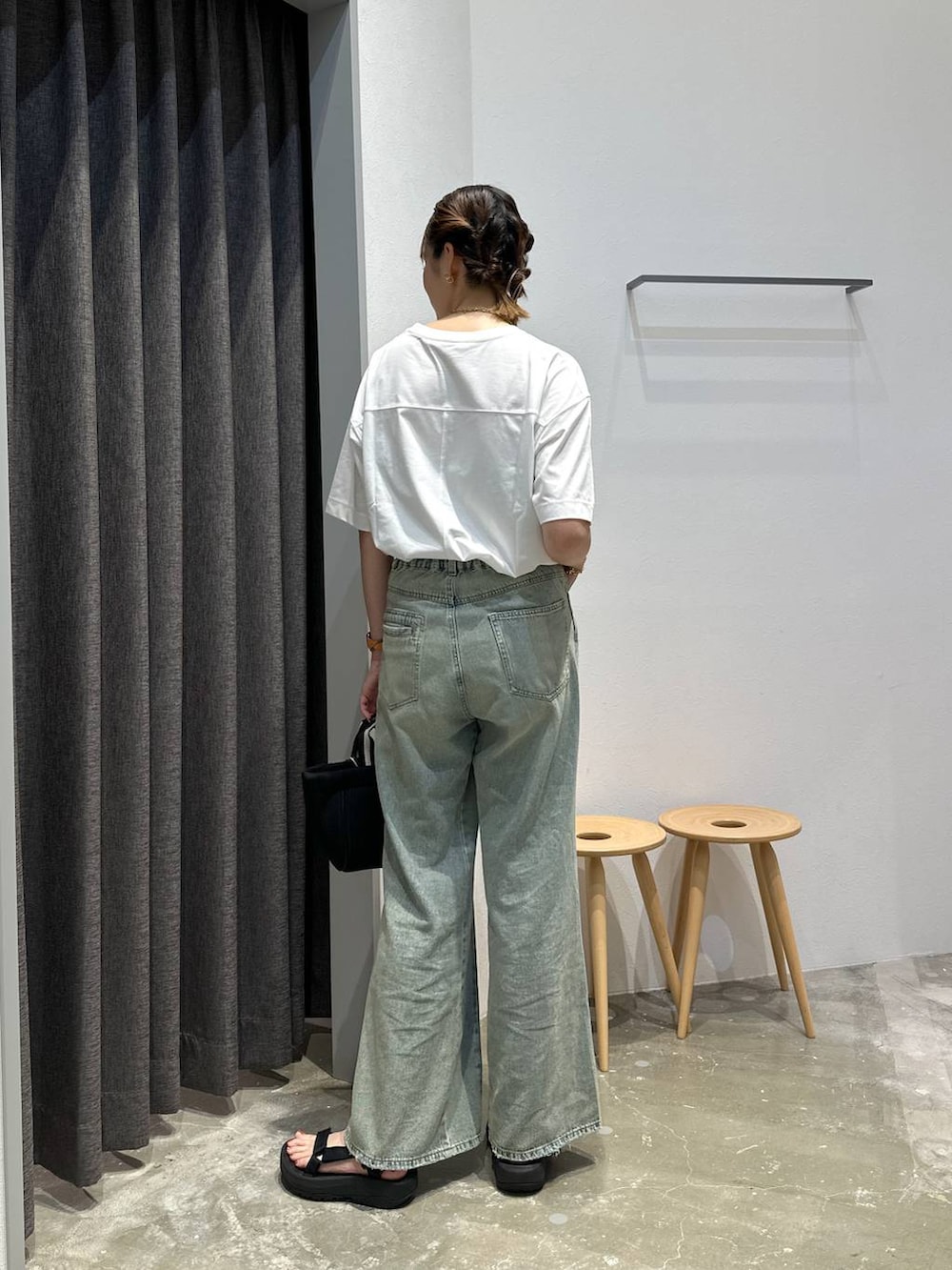 「高身長、体型カバー、オーバーサイズ、ママコーデ、骨格ストレート、高見え、カジュアル、BAYFLOW、Tシャツ、白Tシャツ、デニムパンツ、サンダル、ショルダーバッグ、夏コーデ、セールコーデ」｜「BAYFLOWのフォトプリントワイドＴ（Tシャツ/カットソー、ホワイト系）」を使った、ayakabfさん（レディース・172cm）の夏コーディネートの3枚目の写真