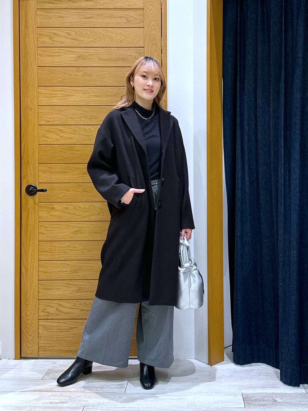 「高身長、体型カバー、オーバーサイズ、ママコーデ、高見え、カジュアル、BAYFLOW、セールコーデ、ブーツ、コート、アウター、ワイドパンツ、休日コーデ、デートコーデ、旅行」｜「BAYFLOWのフレフィットストレッチブーツ（ブーツ、ブラック系）」を使った、ayakabfさん（レディース・172cm）の冬コーディネートの4枚目の写真