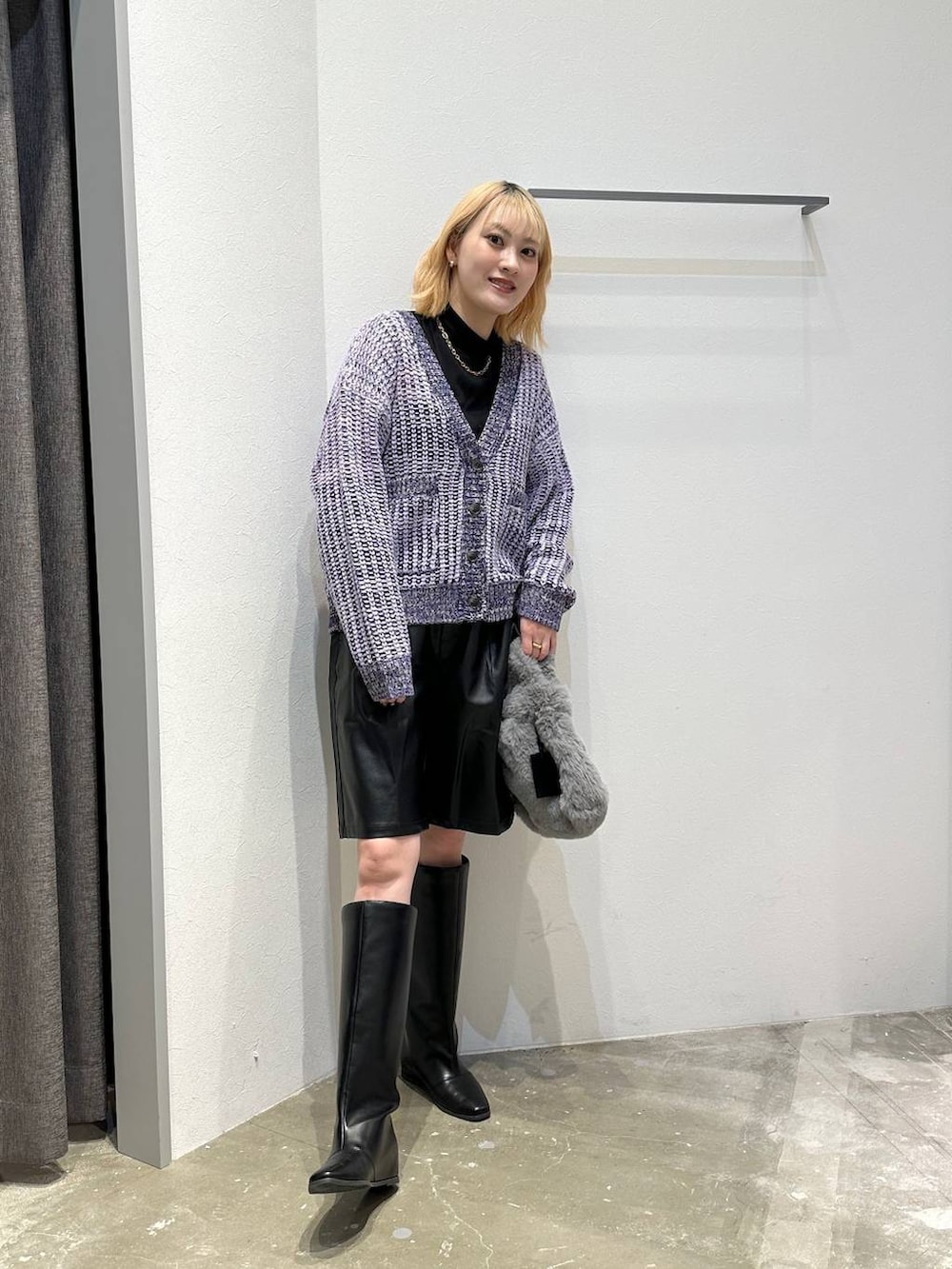 ブラック系のブーツ、ブラック系のTシャツ/カットソー、ブラック系のその他パンツを着用したレディースの冬コーディネートの8枚目の写真