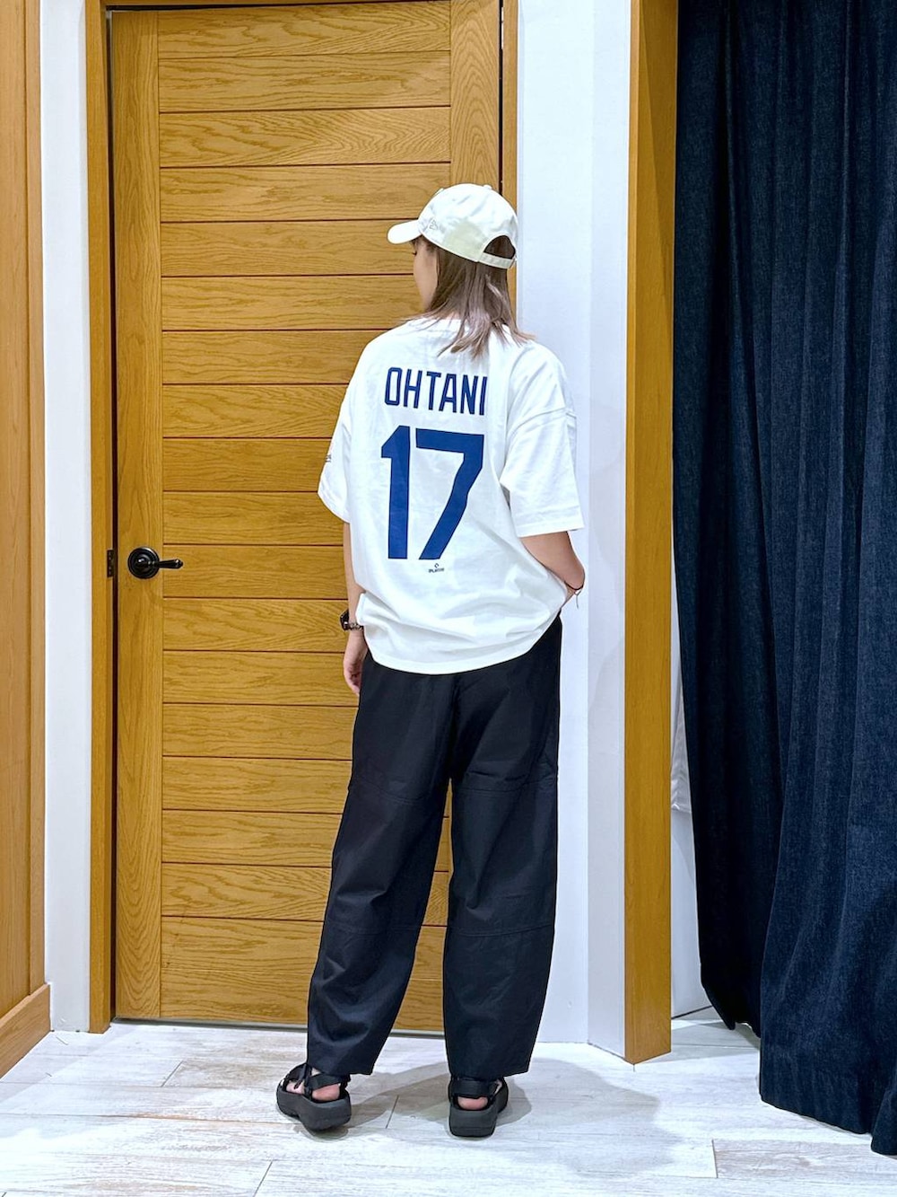 ブラック系のその他パンツ、ブラック系のサンダル、ホワイト系のTシャツ/カットソーを着用したレディースの夏コーディネートの3枚目の写真