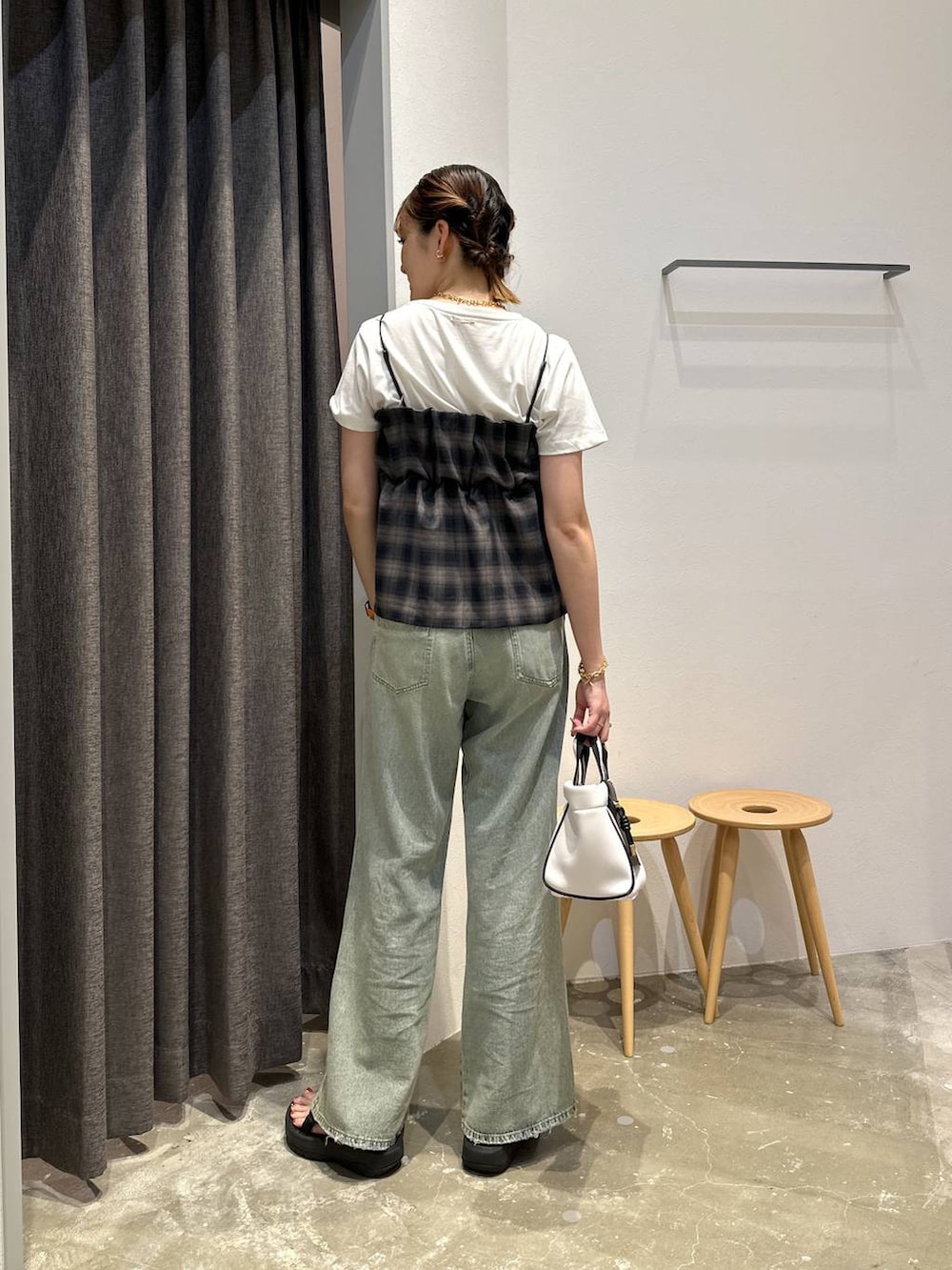 「高身長、体型カバー、オーバーサイズ、ママコーデ、骨格ストレート、高見え、カジュアル、BAYFLOW、ビスチェ、デニムパンツ、Tシャツ、接触冷感、汗ジミ軽減、サンダル、ショルダーバッグ」｜「BAYFLOWの[500mlペットボトルも入る]ポケット付きボンディングショルダー（ショルダーバッグ、ホワイト系）」を使った、ayakabfさん（レディース・172cm）の夏コーディネートの3枚目の写真