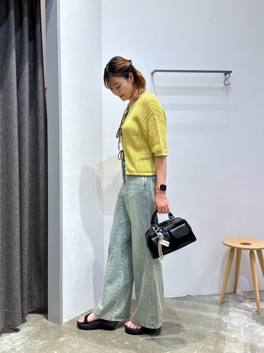 「高身長、体型カバー、オーバーサイズ、ママコーデ、骨格ストレート、高見え、カジュアル、BAYFLOW、ニット、デニムパンツ、ワイドパンツ、サンダル、ハンドバッグ、bijorie、夏コーデ」｜「bijorieの【bijorie】ベストボディブラカップ付きベアトップ（ショート）／NEW BASIC（インナーウェア/肌着、ホワイト系）」を使った、ayakabfさん（レディース・172cm）の夏コーディネートの2枚目の写真