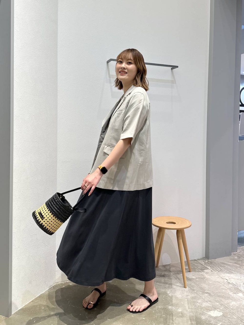 「高見え、女子会、高身長、体型カバー、オーバーサイズ、ママコーデ、骨格ストレート、カジュアル、BAYFLOW、ワンピース、ジャケット、ジャケットスタイル、サンダル、きれいめ、きれいめカジュアル」｜「BAYFLOWのかごめ編みコンビバケツショルダー（ショルダーバッグ、ブラック系）」を使った、ayakabfさん（レディース・172cm）の夏コーディネートの2枚目の写真