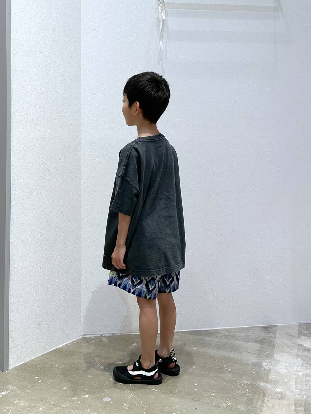 ブルー系のその他パンツ、グレー系のTシャツ/カットソーを着用したキッズの春コーディネートの2枚目の写真