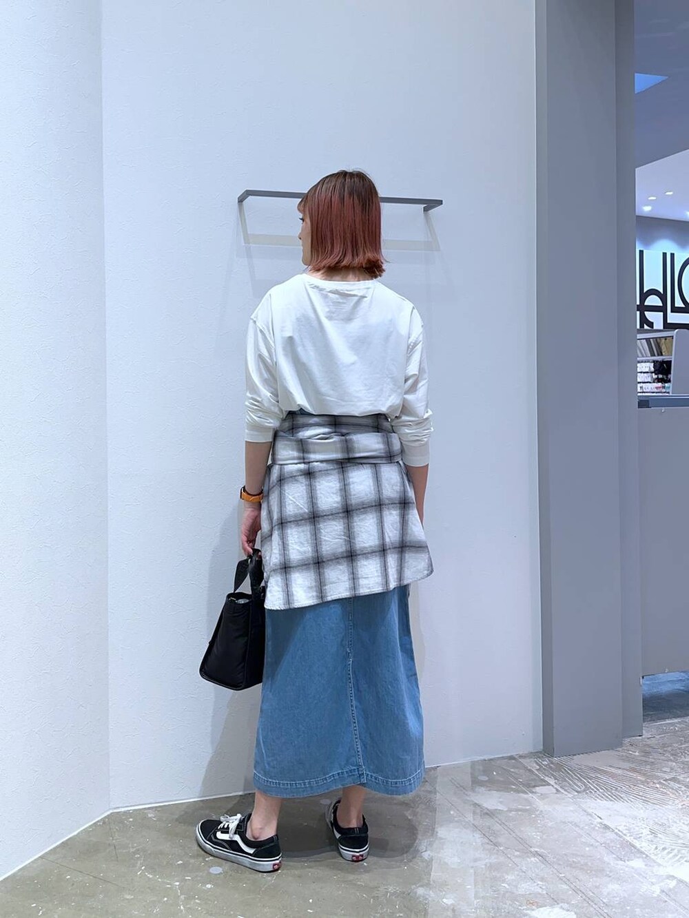 ホワイト系のTシャツ/カットソー、ブラック系のトートバッグ、ホワイト系のシャツ/ブラウスを着用したレディースの春コーディネートの3枚目の写真