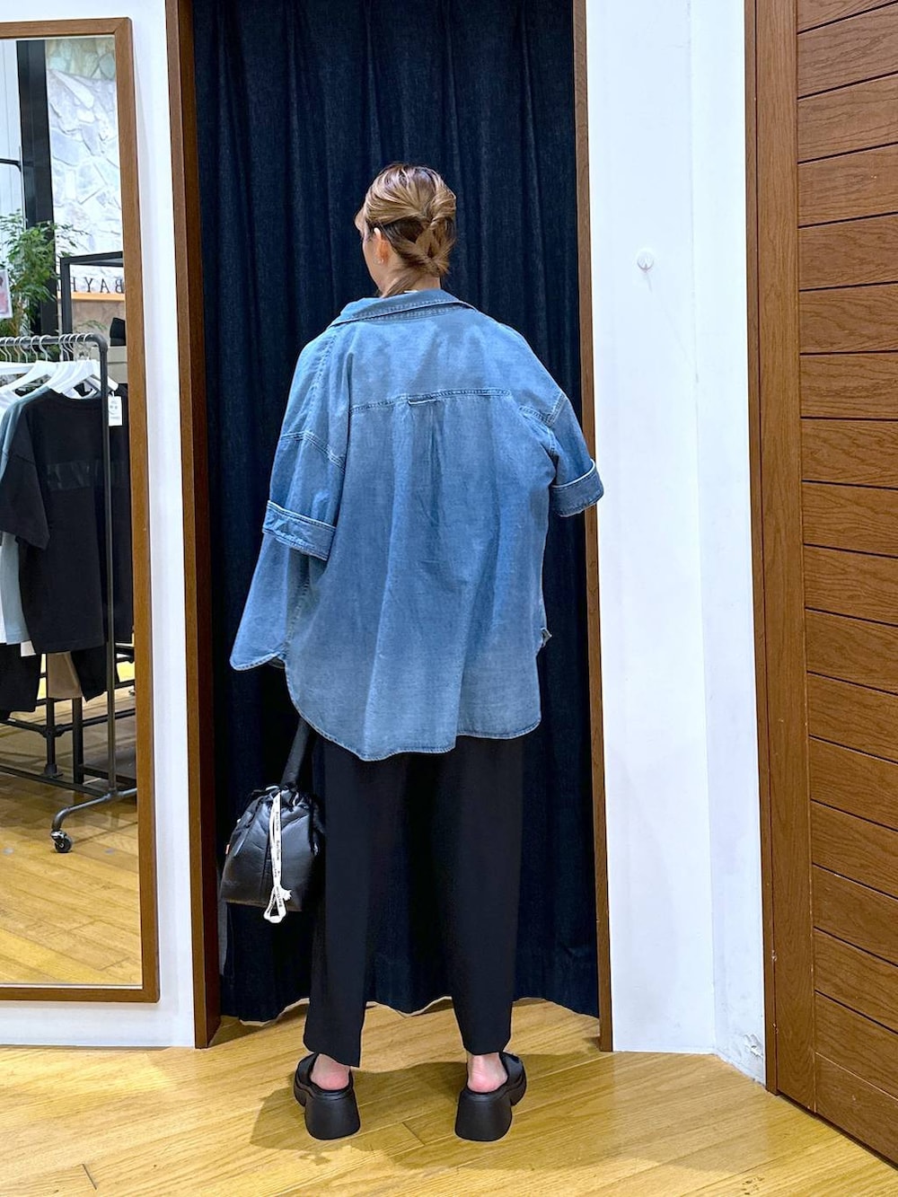 ブラック系のショルダーバッグ、ブラック系のその他パンツ、ブラック系のサンダルを着用したレディースの夏コーディネートの3枚目の写真