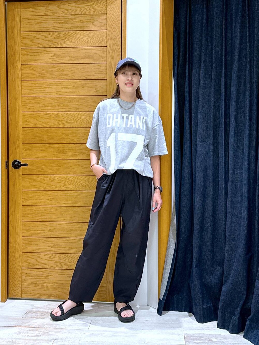 ブラック系のその他パンツ、ブラック系のサンダル、グレー系のTシャツ/カットソーを着用したレディースの夏コーディネートの4枚目の写真