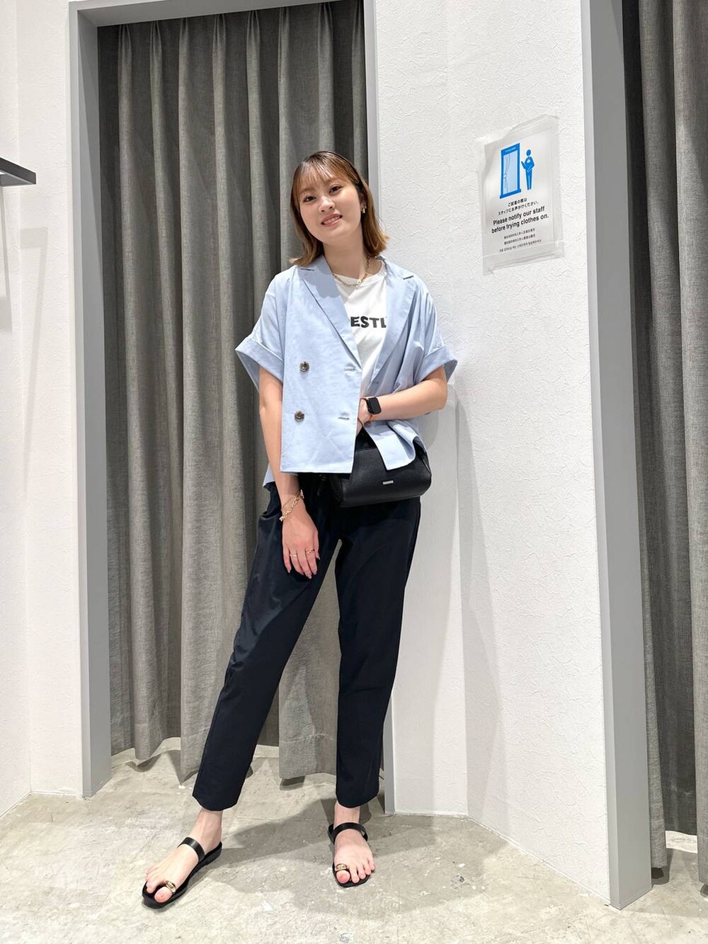 「接触冷感、ママコーデ、骨格ストレート、BAYFLOW、夏コーデ、Tシャツ、ジャケット、ジャケットスタイル、パンツ、サンダル、ショルダーバッグ、セールコーデ、きれいめ、きれいめカジュアル、高身長」｜「BAYFLOWのアソートロゴショートスリーブT（Tシャツ/カットソー、ホワイト系）」を使った、ayakabfさん（レディース・172cm）の夏コーディネートの4枚目の写真