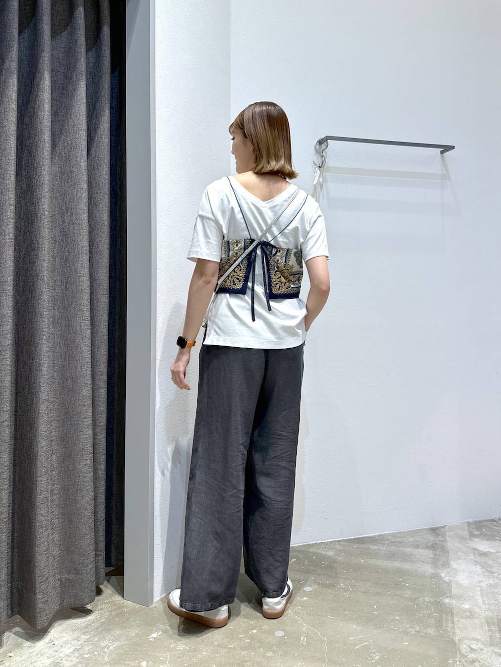 「高身長、体型カバー、オーバーサイズ、ママコーデ、骨格ストレート、高見え、カジュアル、BAYFLOW、Tシャツ、接触冷感、UVカット、ワイドパンツ、デニムパンツ、ビスチェ、スニーカー」｜「BAYFLOWの[スマホ・カード収納可♪]多機能キースターミニウォレットショルダー2（財布、シルバー系）」を使った、ayakabfさん（レディース・172cm）の夏コーディネートの4枚目の写真