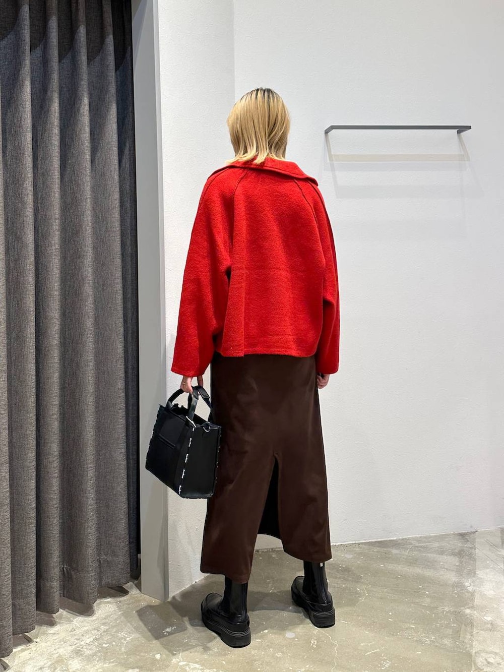 ホワイト系のTシャツ/カットソー、ブラウン系のスカート、ブラック系のトートバッグを着用したレディースの秋コーディネートの3枚目の写真