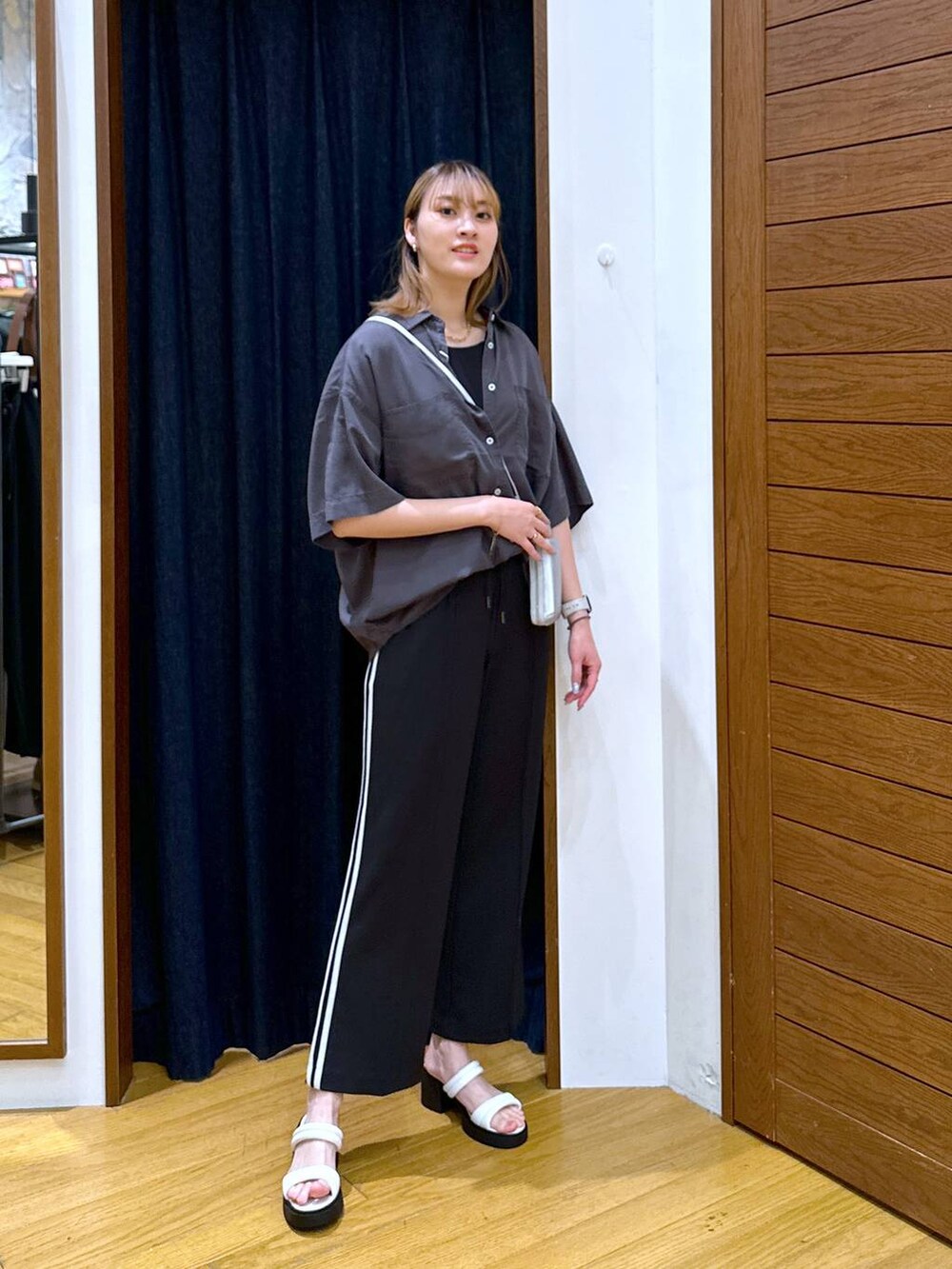 「高身長、体型カバー、オーバーサイズ、ママコーデ、高見え、カジュアル、BAYFLOW、シャツ、サンダル、夏コーデ、ドットエスティセール、休日コーデ、旅行、テーマパーク、スポーティ」｜「BAYFLOWの[ストレッチ入りで動きやすい]センターステッチパンツ（その他パンツ、グレー系）」を使った、ayakabfさん（レディース・172cm）の夏コーディネートの4枚目の写真