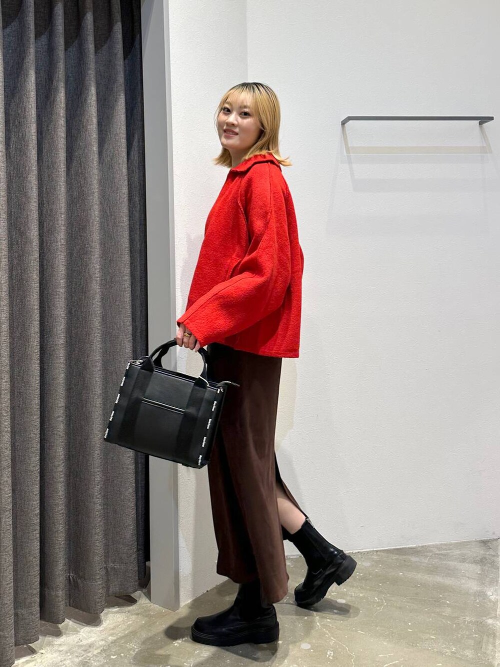 ホワイト系のTシャツ/カットソー、ブラウン系のスカート、ブラック系のトートバッグを着用したレディースの秋コーディネートの2枚目の写真