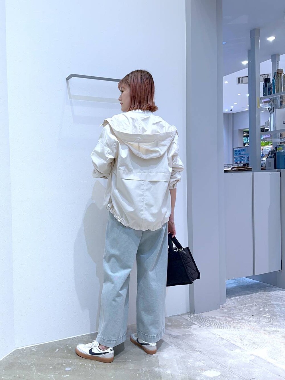 「高身長、体型カバー、オーバーサイズ、ママコーデ、高見え、カジュアル、BAYFLOW、マウンテンパーカー、ロンT、接触冷感、UVカット、デニムパンツ、ワイドパンツ、スニーカー、春コーデ」｜「BAYFLOWの[シルキータッチの肌触り]アソートロゴロングスリーブT（Tシャツ/カットソー、ホワイト系）」を使った、ayakabfさん（レディース・172cm）の春コーディネートの3枚目の写真