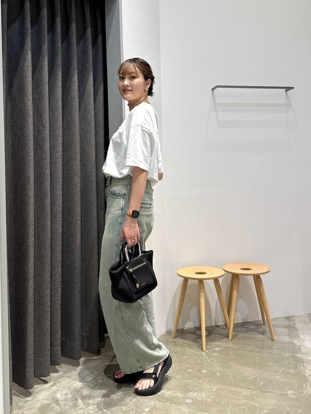 「高身長、体型カバー、オーバーサイズ、ママコーデ、骨格ストレート、高見え、カジュアル、BAYFLOW、Tシャツ、白Tシャツ、デニムパンツ、サンダル、ショルダーバッグ、夏コーデ、セールコーデ」｜「BAYFLOWのフォトプリントワイドＴ（Tシャツ/カットソー、ホワイト系）」を使った、ayakabfさん（レディース・172cm）の夏コーディネートの2枚目の写真