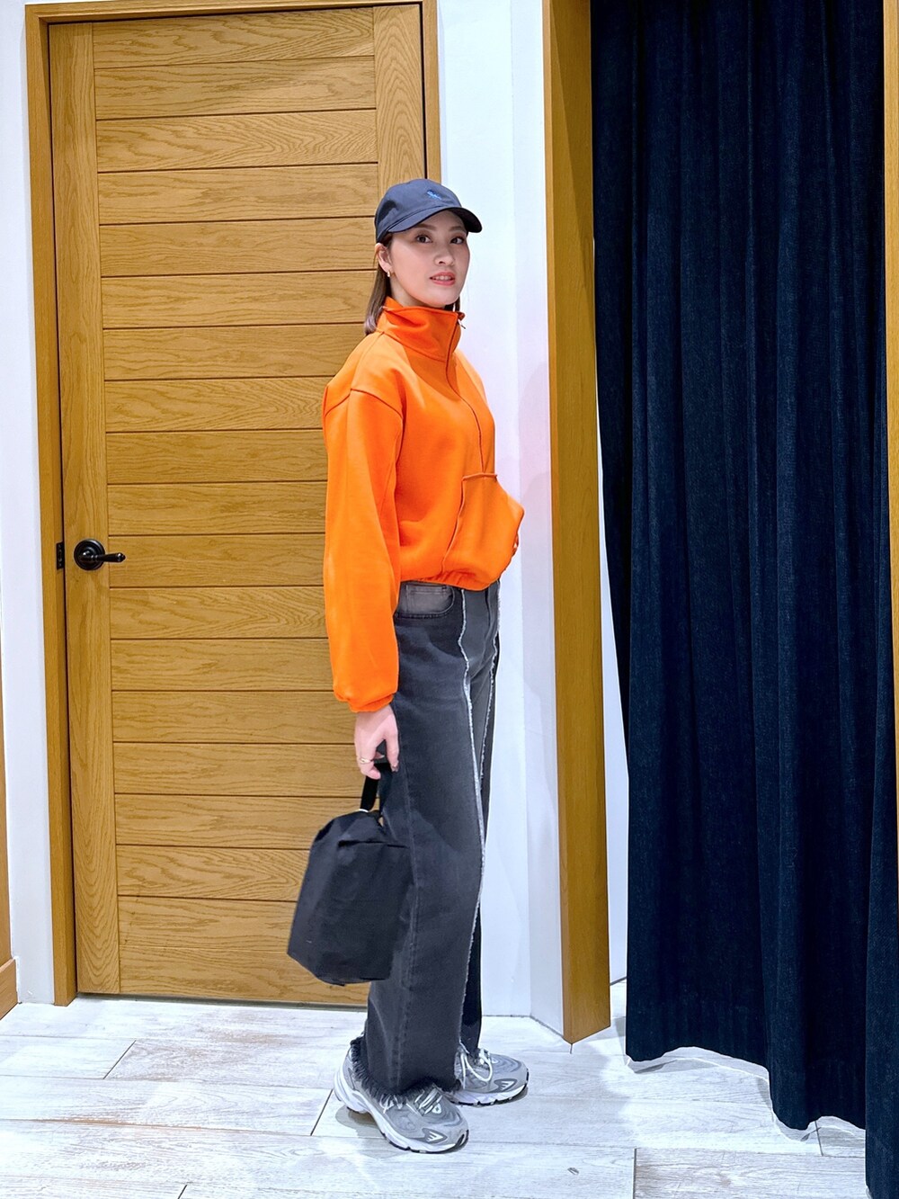 「ラクチンコーデ、お出かけコーデ、春服、大人カジュアル、スニーカーコーデ、カラー×コーデ、高身長女子、春ファッション、スポーツミックス、デニム、デニムパンツ、キャップ、BAYFLOW(BAYFLOW)、新作、テーマパーク」｜「BAYFLOWのセパレートデニム（デニムパンツ、ブラック系）」を使った、ayakabfさん（レディース・172cm）の冬コーディネートの2枚目の写真