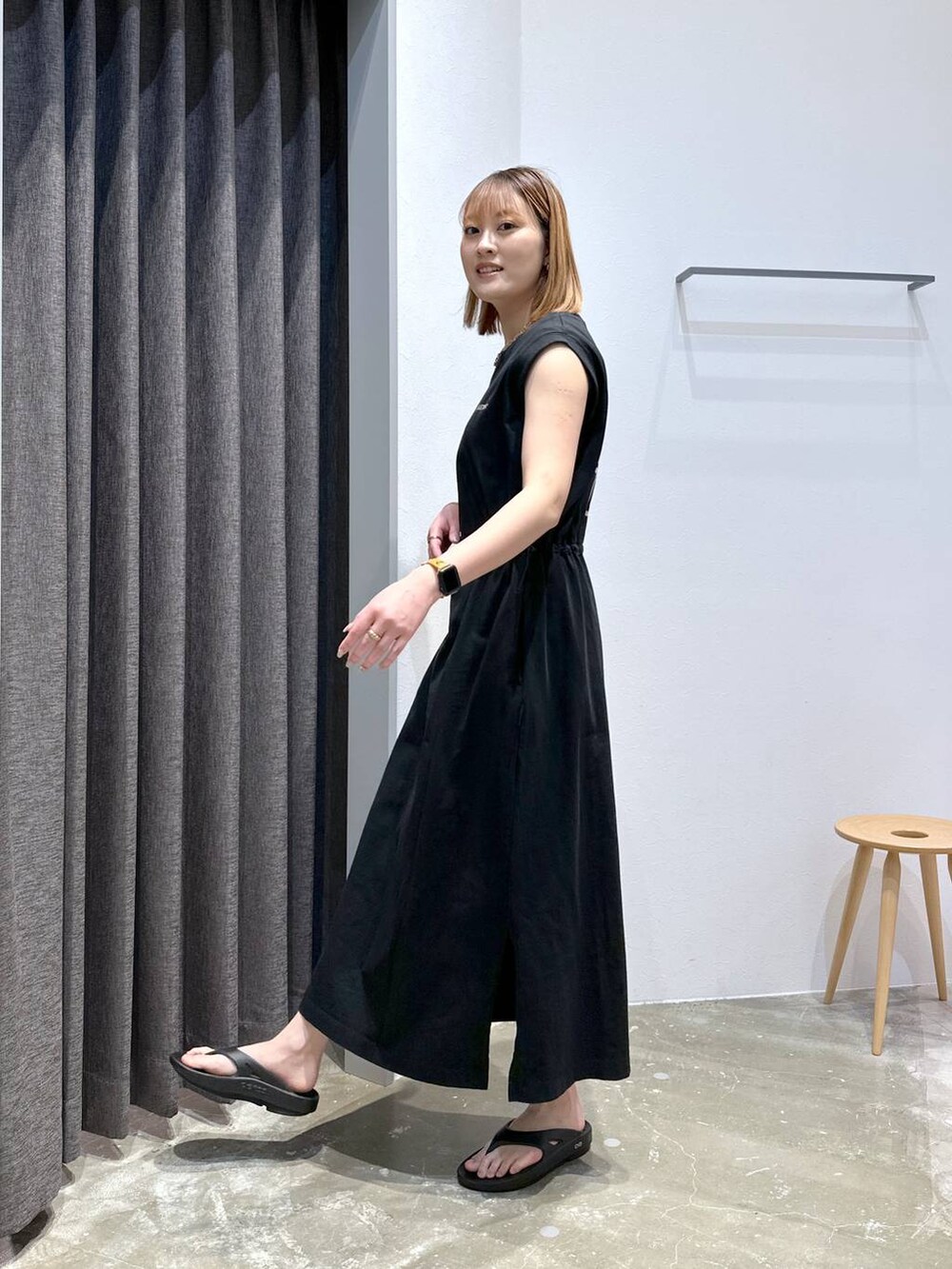 ブラック系のワンピース、ブラック系のサンダルを着用したレディースの夏コーディネートの2枚目の写真