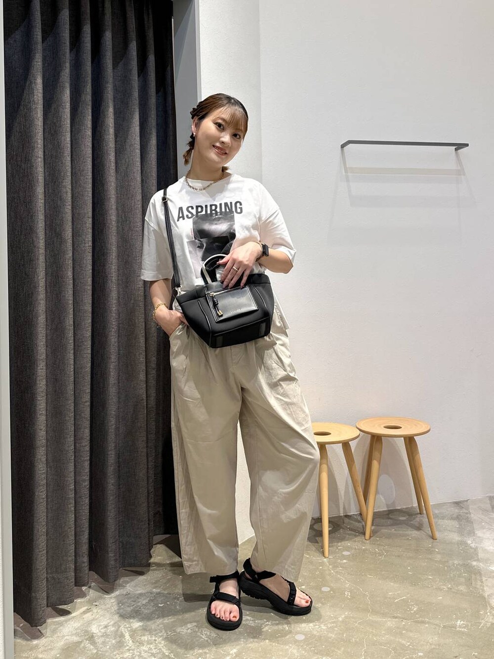 「高身長、体型カバー、オーバーサイズ、ママコーデ、骨格ストレート、高見え、カジュアル、BAYFLOW、Tシャツ、白Tシャツ、パンツ、サンダル、ショルダーバッグ、夏コーデ、セールコーデ」｜「BAYFLOWのフォトプリントワイドＴ（Tシャツ/カットソー、ホワイト系）」を使った、ayakabfさん（レディース・172cm）の夏コーディネートの4枚目の写真