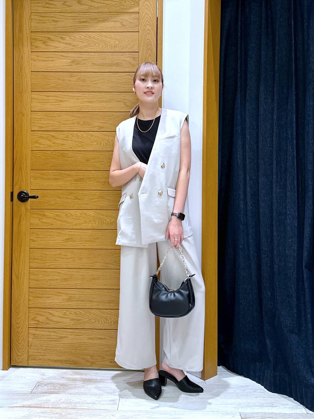 ブラック系のTシャツ/カットソー、ベージュ系のその他パンツ、ブラック系のショルダーバッグを着用したレディースの夏コーディネートの4枚目の写真