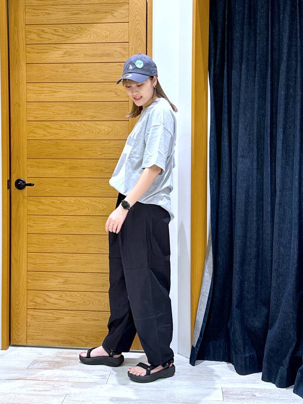 ブラック系のその他パンツ、ブラック系のサンダル、グレー系のTシャツ/カットソーを着用したレディースの夏コーディネートの2枚目の写真