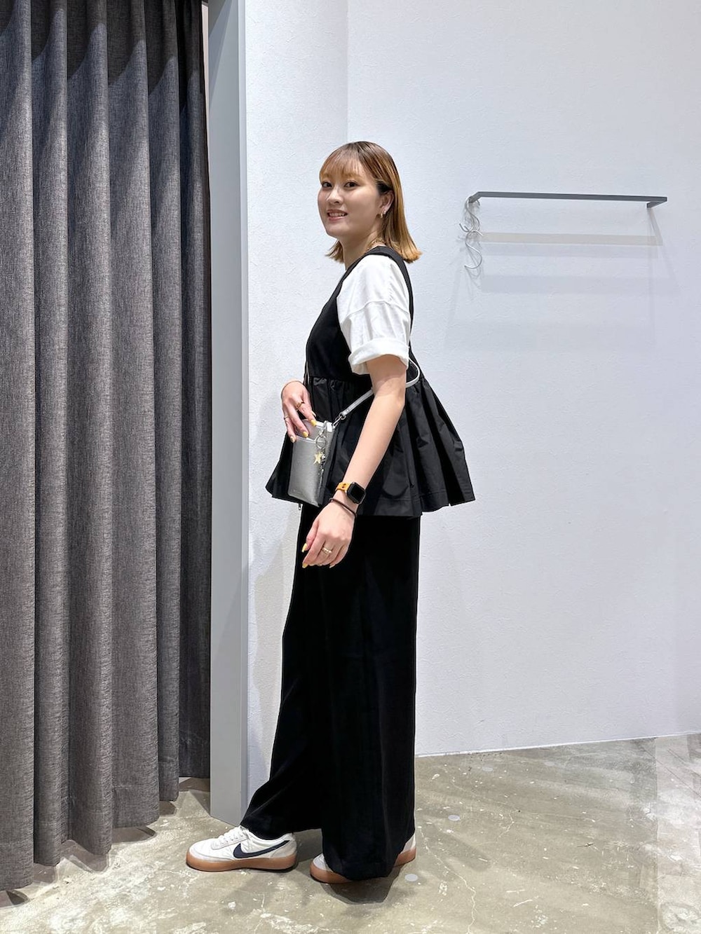 「高身長、体型カバー、オーバーサイズ、ママコーデ、骨格ストレート、高見え、カジュアル、BAYFLOW、Tシャツ、ベスト、ワイドパンツ、ゆったり、楽ちんコーデ、HEREIAM、スニーカー」｜「BAYFLOWの[スマホ・カード収納可♪]多機能キースターミニウォレットショルダー2（財布、シルバー系）」を使った、ayakabfさん（レディース・172cm）の夏コーディネートの2枚目の写真