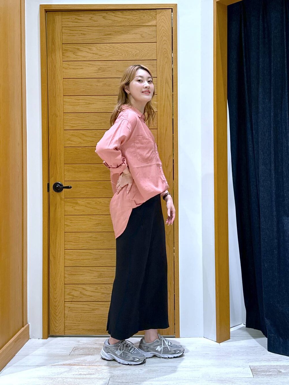 ブラック系のスカート、ピンク系のシャツ/ブラウスを着用したレディースの秋コーディネートの2枚目の写真