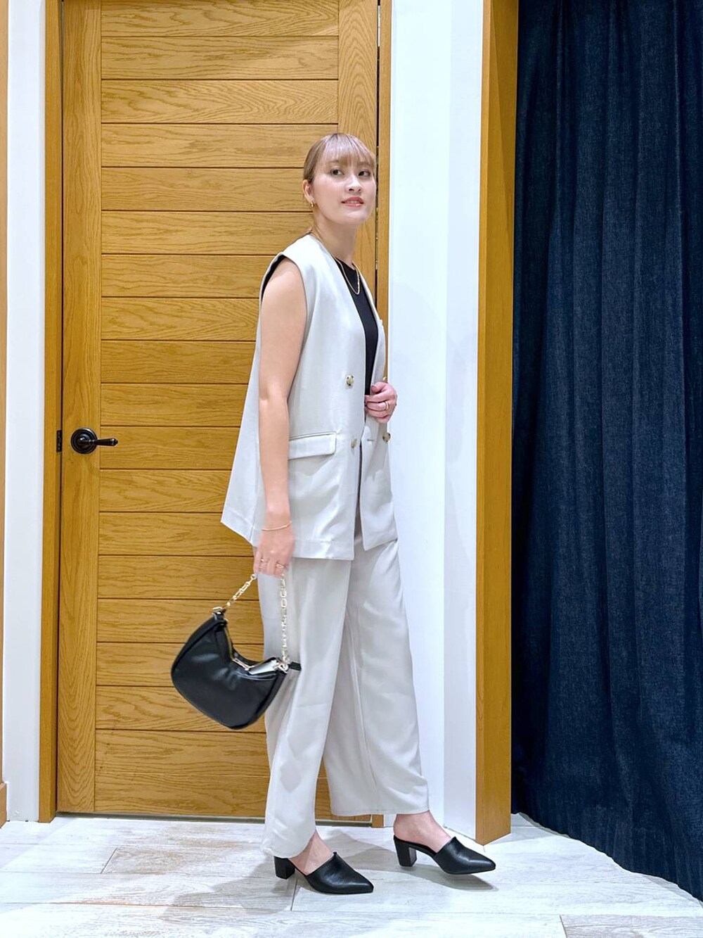 ブラック系のTシャツ/カットソー、ベージュ系のその他パンツ、ブラック系のショルダーバッグを着用したレディースの夏コーディネートの2枚目の写真